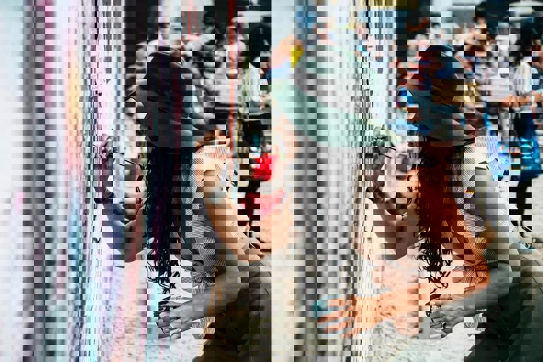 Artista muralista pinta fachada de mercado con escenas inspiradas en leyendas urbanas